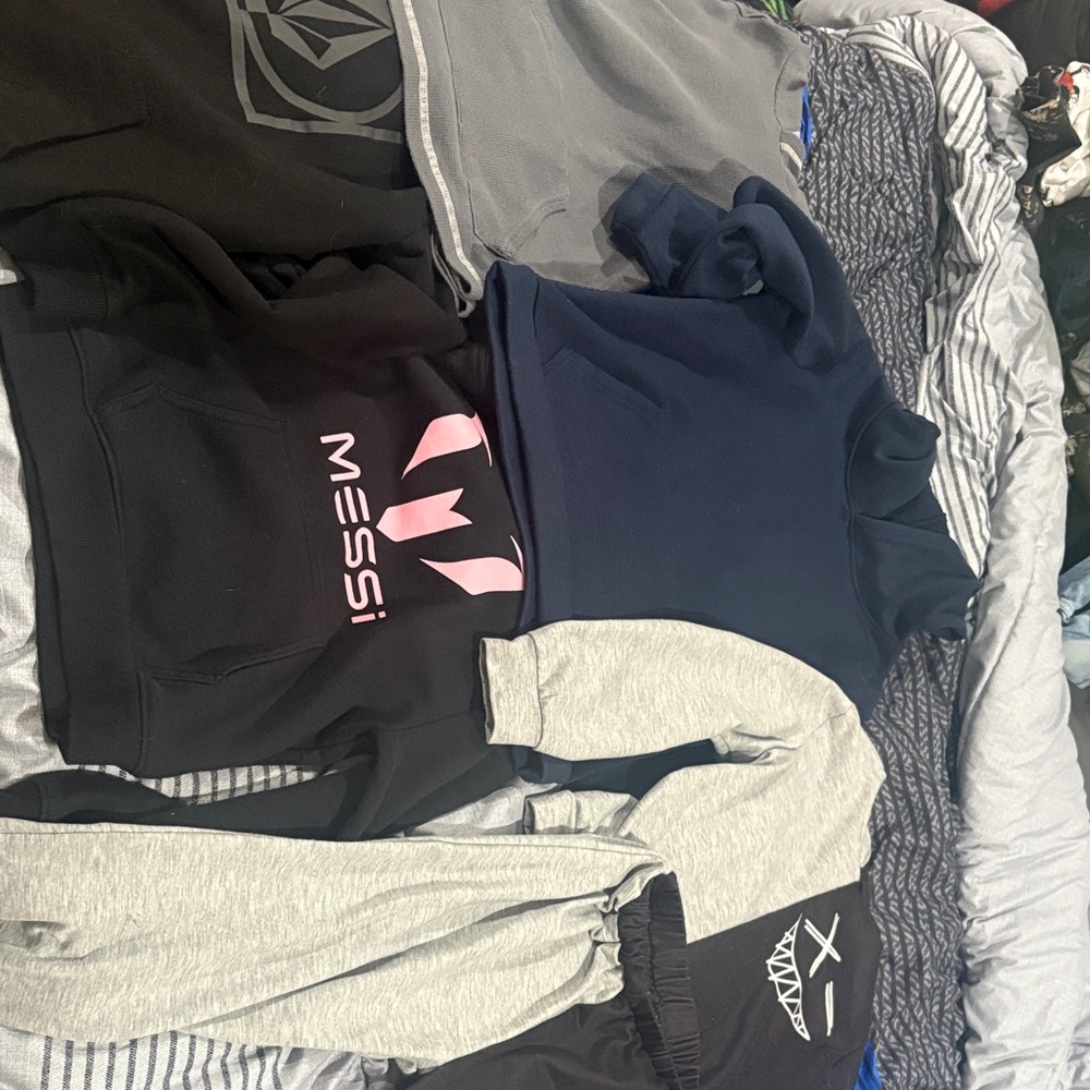 Bundle 5 size 7 hoodies for boys